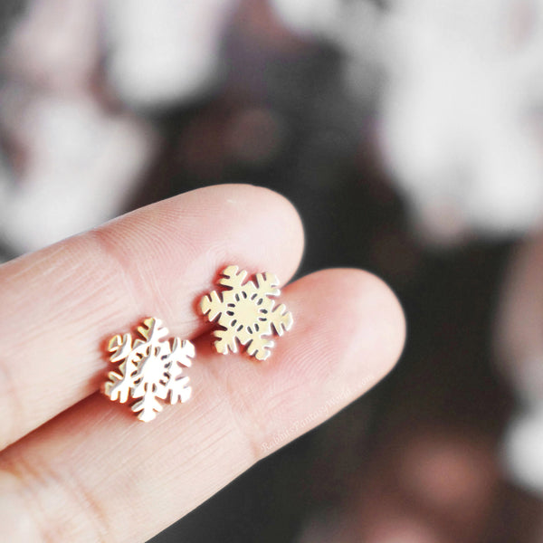 Amazon.com: Gold Snowflake Studs in 9K 14K 18K Gold, White Gold Earrings,  Wintertime Studs, Gift For Her/code: 0.002 : Handmade Products